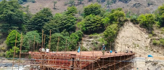 नदीमाथि निर्माणाधीन मोटरेबल पुलको दृश्य