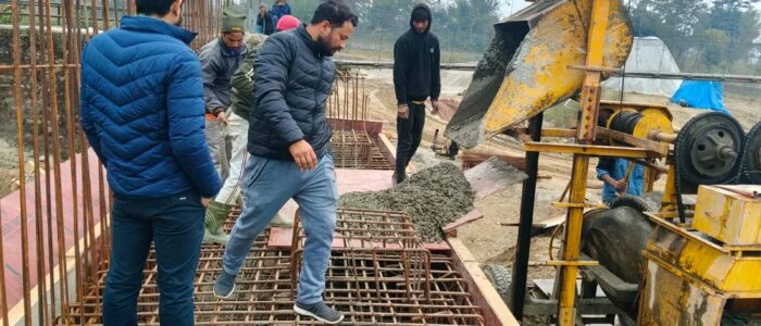 पुल निर्माण स्थलमा कार्यरत प्राविधिक तथा श्रमिकहरू